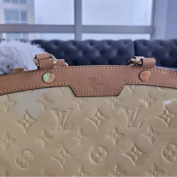 Louis Vuitton Monogram Vernis Brea MM - Picture 6 of 13
